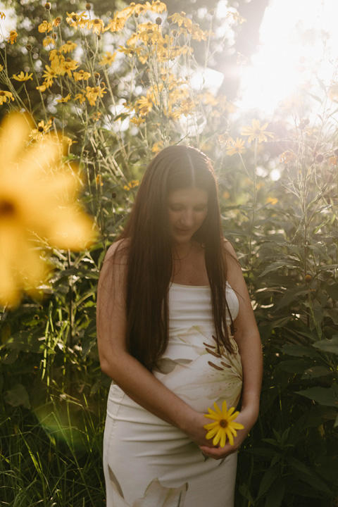 pregnant woman holiding flowers during a maternity photoshoot