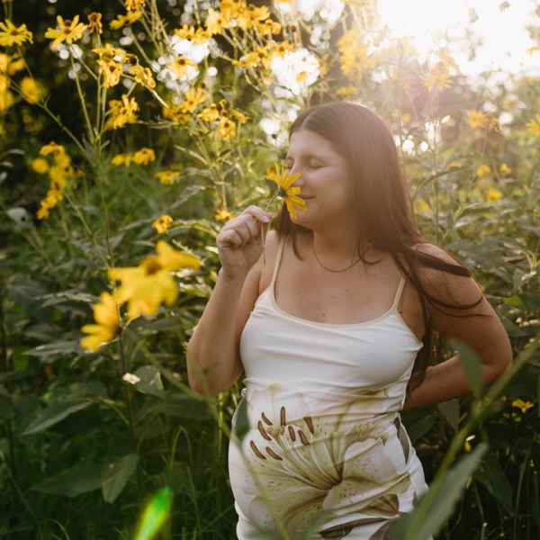 Pippa’s bump: a dreamy outdoor session among the&nbsp;wildflowers