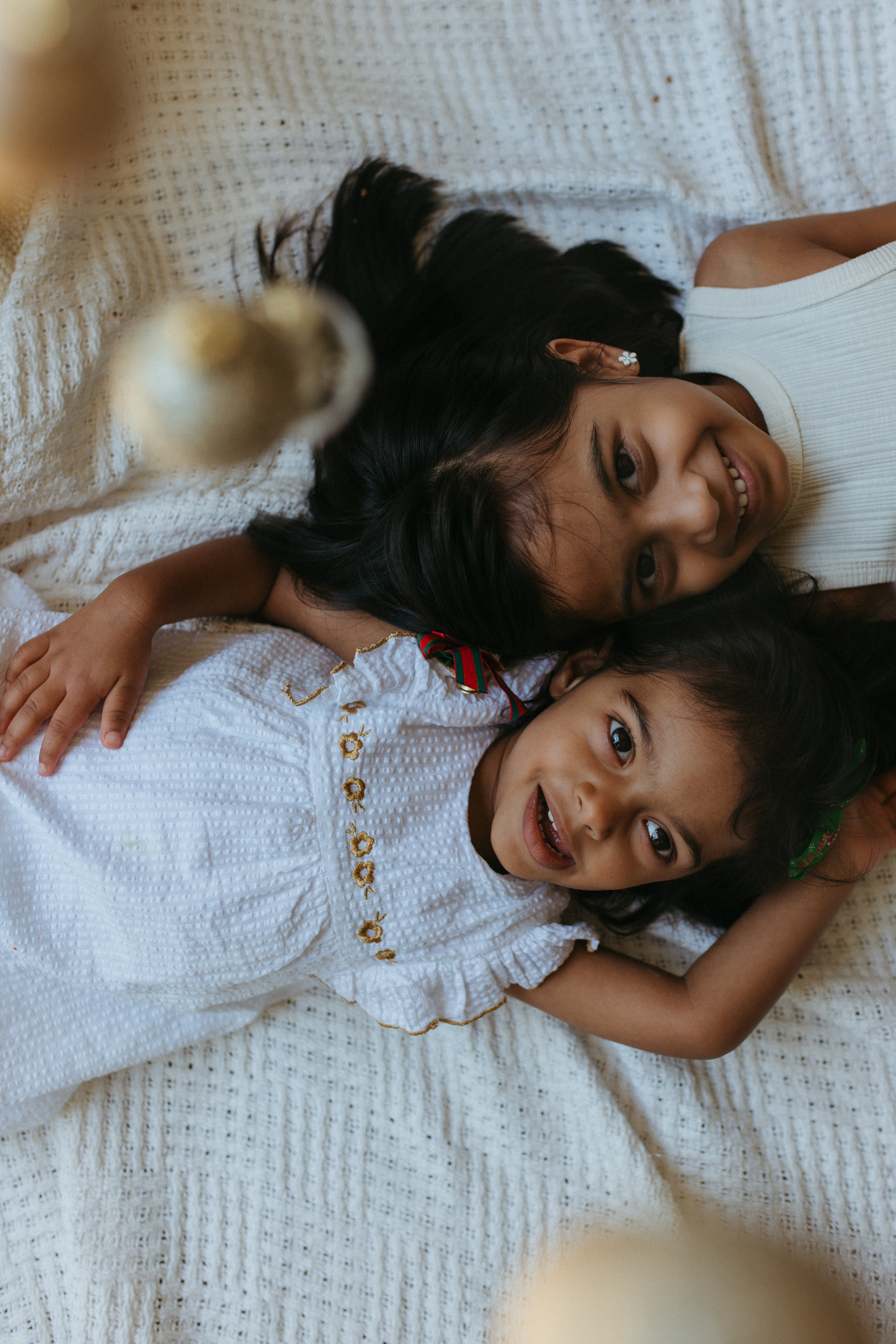 sisbling photo at christmas family photoshoot