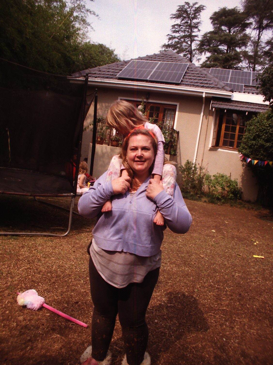 mom with daughter on shoulders