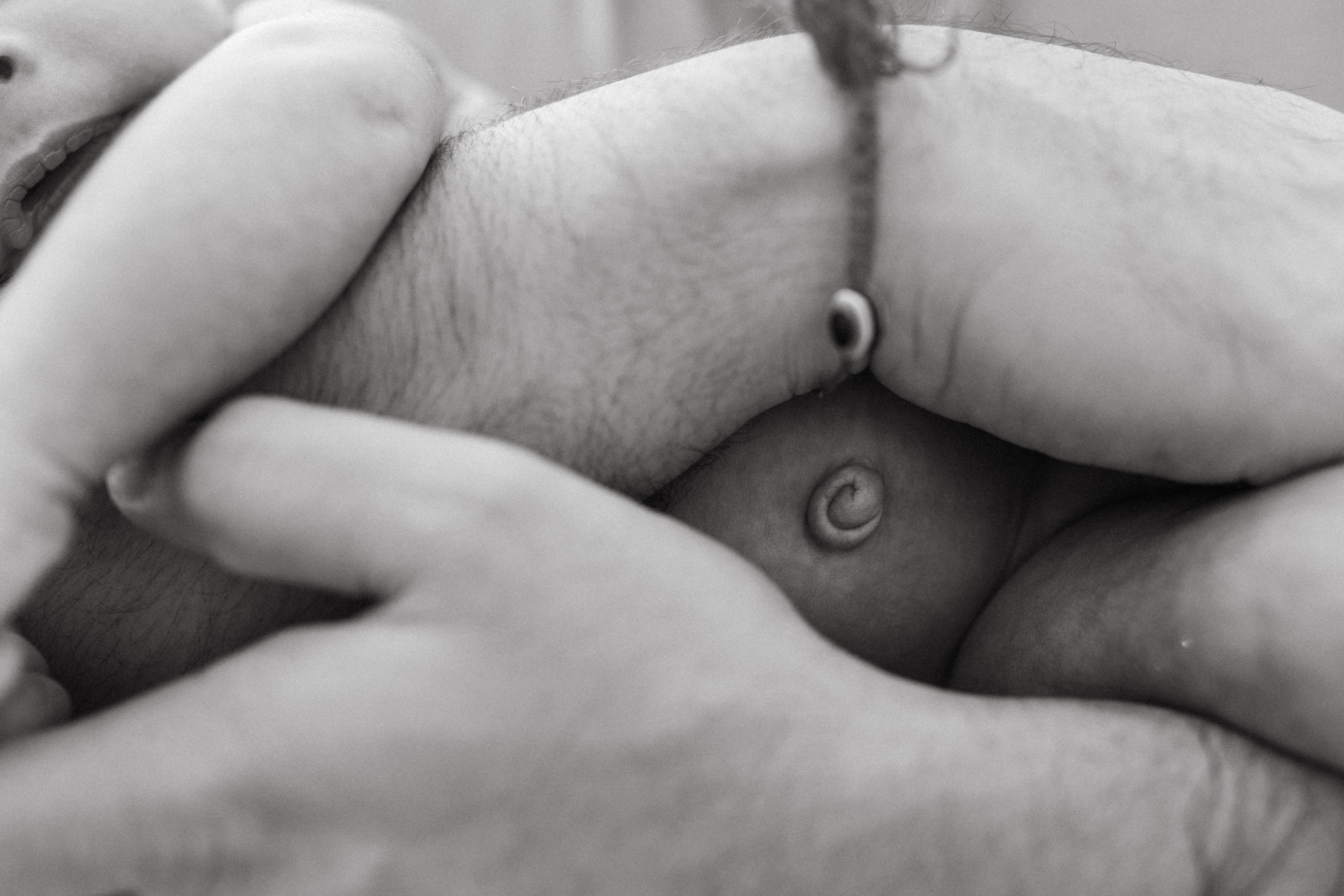 bellybutton detail in newborn photoshoot