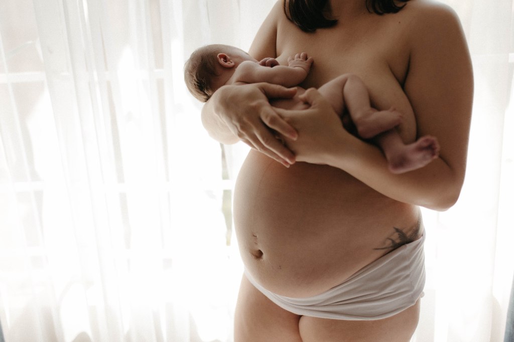 post-partum mom in photoshoot