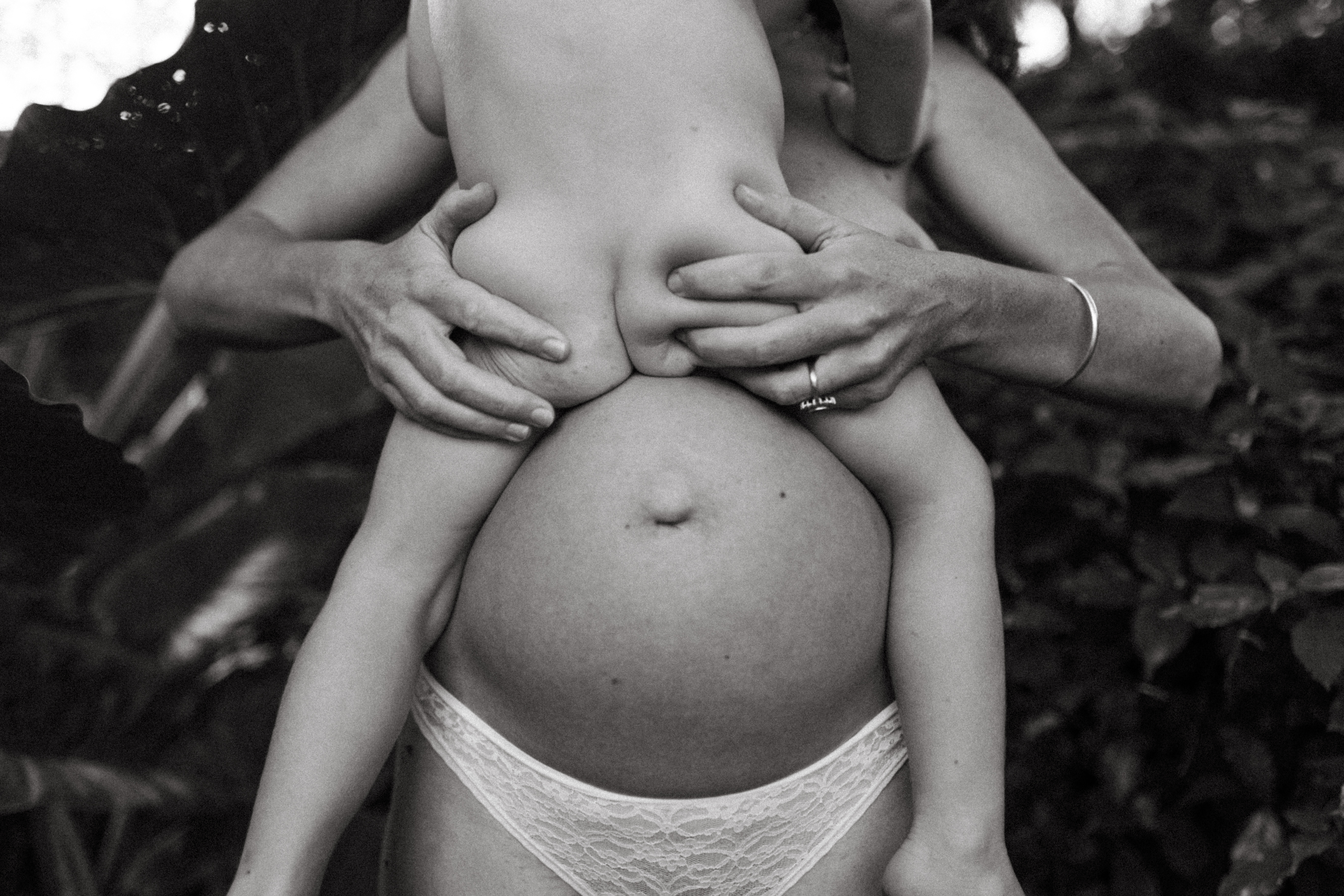 mom tummy and toddler bum in family photoshoot